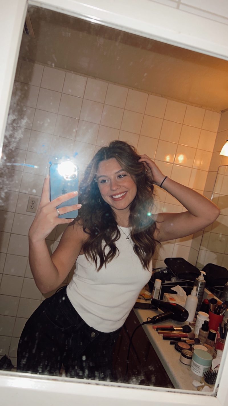 Estilo Flash de baño Y2K: foto generada con Unposed