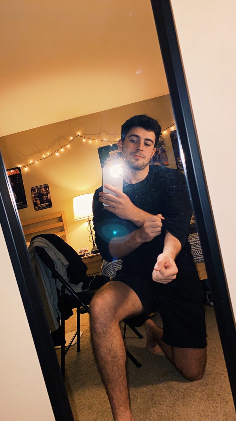 Estilo Selfie de espejo en el cuarto: foto generada con Unposed