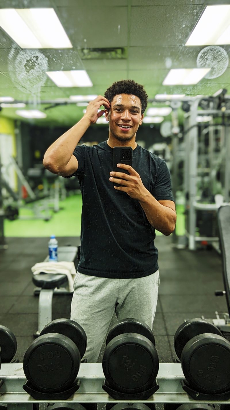 Estilo Selfie de espejo en el gym: foto generada con Unposed
