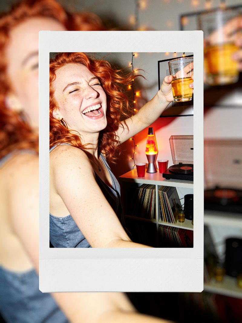 Estilo Polaroid de fiesta en casa: foto generada con Unposed