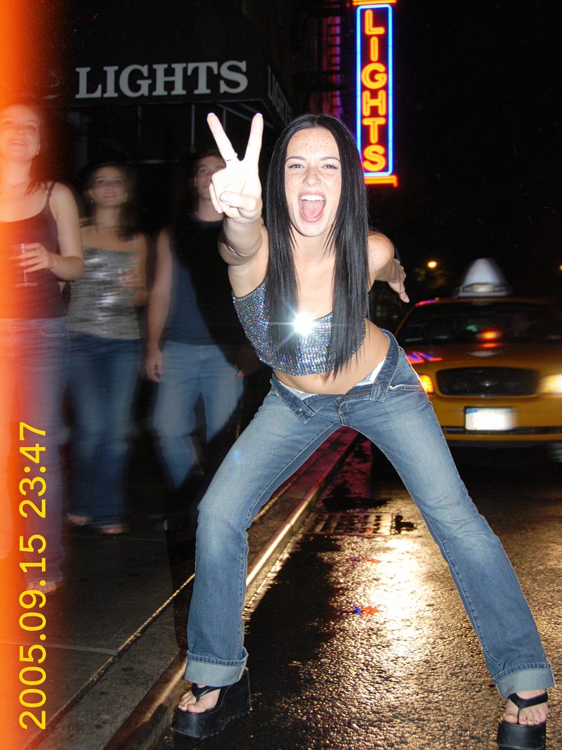 Estilo Digicam de noche: foto generada con Unposed